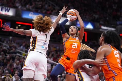 Caitlin Clark sets WNBA rookie record as Fever beat Sun 84.